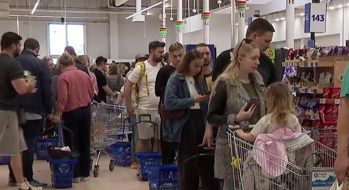 Többen nagyszombatra hagyták a húsvéti bevásárlást  videó