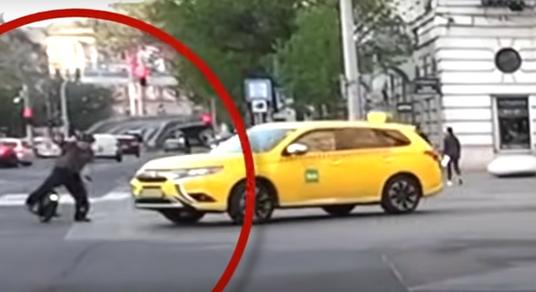 Centiken múlt az élete egy férfinak, aki egykerekűvel hajtott át a Bajcsy-Zsilinszky úton – videó