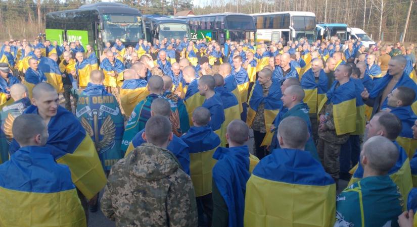 Több száz ukrán és orosz hadifogoly szabadult