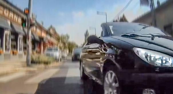 Milyen büntetést kapsz, ha motorosként megrongálsz egy autót?