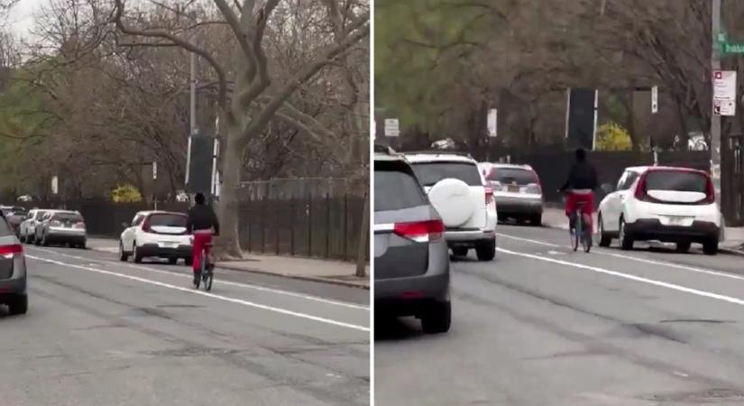 Videón, ahogy biciklin visz valaki egy hűtőszekrényt – de nem ez a legfurább a módszerben
