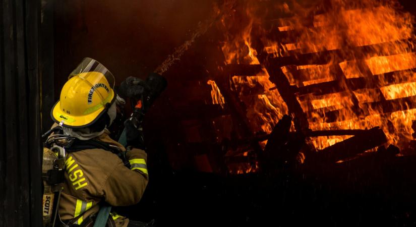 Hatalmas tűz volt Szentesen, a bajt tetézte, hogy a napelemrendszer is lángolt