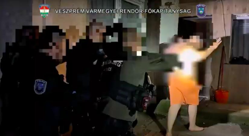 Tinédzser gyermekét is bevonta ügyleteibe a drogkereskedő (Videó!)