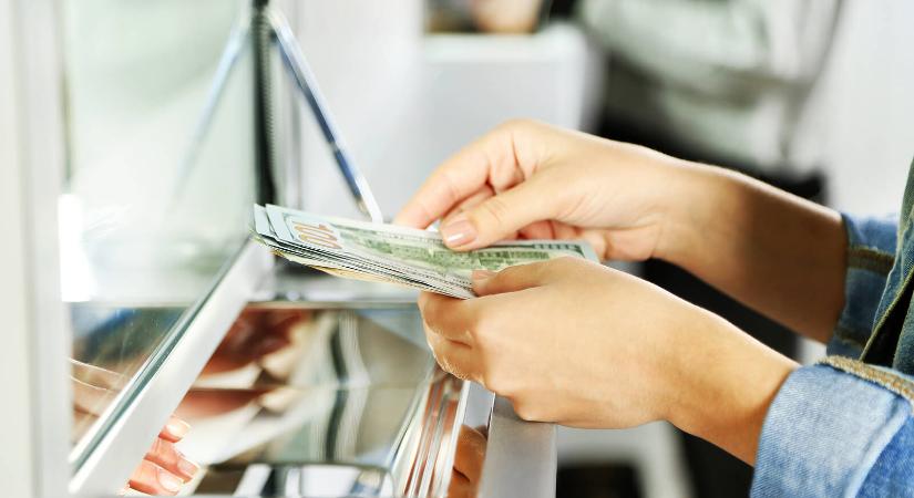 Devizaváltás olcsón: Hogyan spórolj a valutaváltáson 2025-ben?