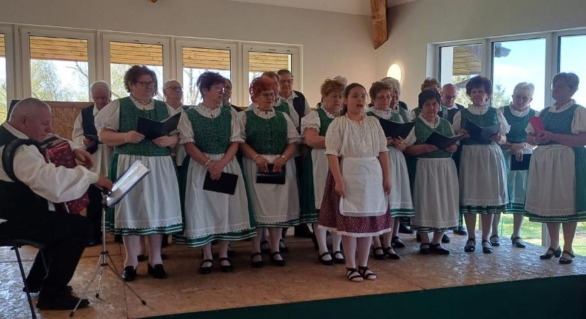 A múltunk tisztelete és a dalok szeretete köti össze a szépkorúakat