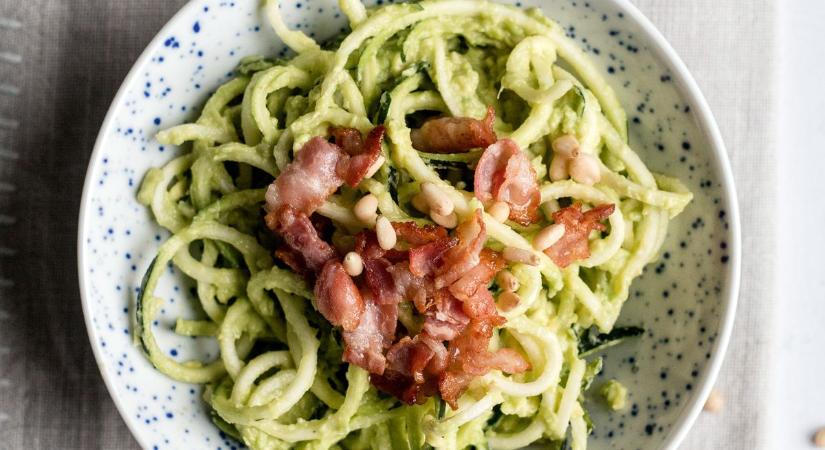 Pofonegyszerű, könnyű és egészséges: Avokádós cukkinispagetti baconnel