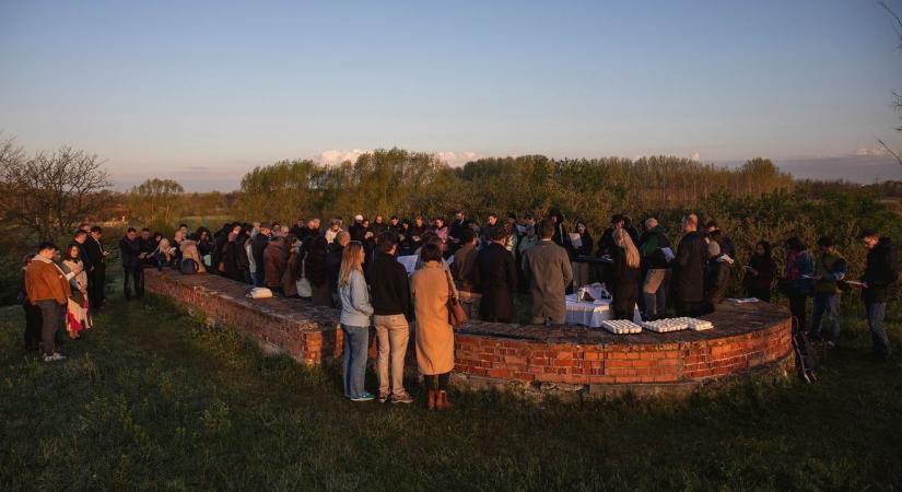 A felkelő nap fényében, a romnál végezték a szertartást a debreceniek