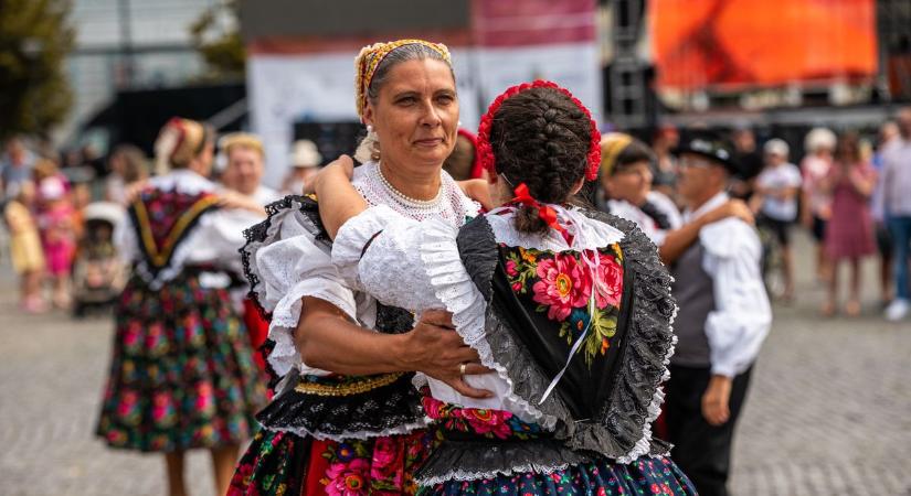 Afrika és Kína is ott lesz, és táncra is perdül