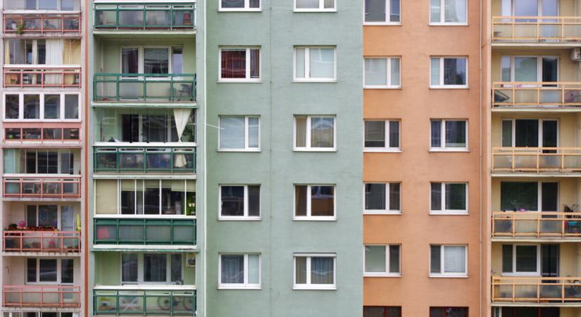 Nem törődtek szülei a kisfiúval, aki kedden kizuhant a hetedikről, és szörnyethalt