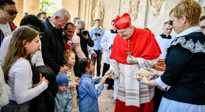 Erdő Péter a béke és a feltámadás ünnepén mézeskalácsot osztott a Bazilikánál videó