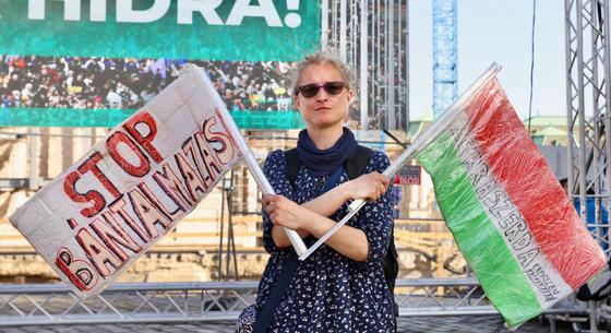 „Tízezres tömegdemonstrációra” foglalta le az Erzsébet hidat a Gyurcsány-filmjéről elhíresült Dézsy Zoltán