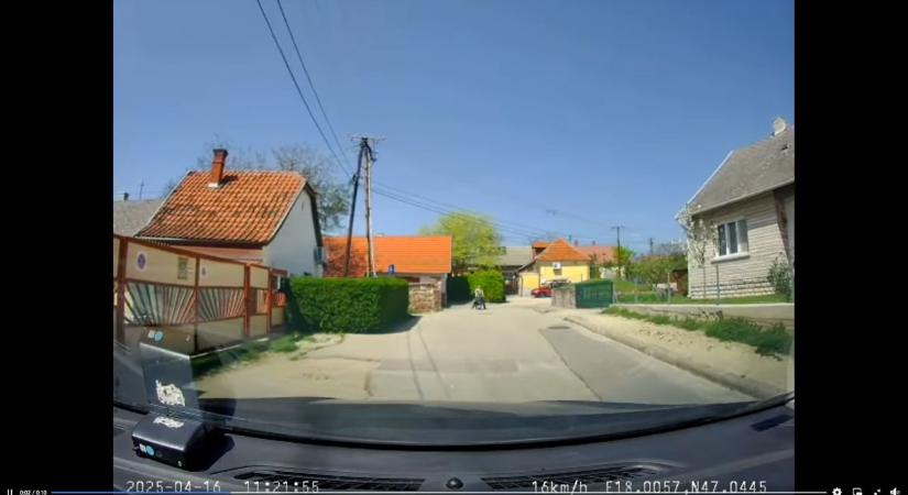 Bukósisak és jogsi nélkül – szembement a rendőrökkel a motoros Balatonalmádiban
