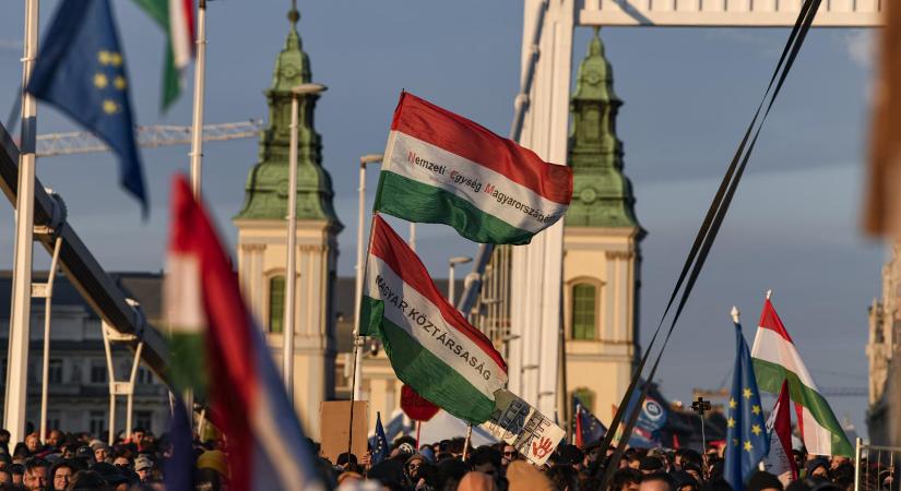 „Tízezres tömegdemonstrációra” készülve foglalta le napokra az Erzsébet hidat az Elment az öszöd rendezője