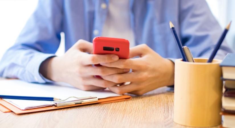 Kitiltsuk a suliból a mobiltelefonokat? – Így gondolta Vekerdy Tamás