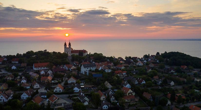 Apró szobor bújik meg a Balatonnál, ha átnézünk a közepén felfoghatatlan a látvány