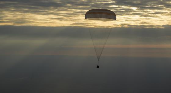 „A hazatérés mindig attól függ, honnan jössz” - 70. születésnapján ért földet a NASA legidősebb űrhajósa – videók