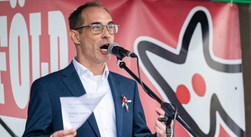 A fű legalizálásáért tüntetett a Kétfarkú Kutya Párt