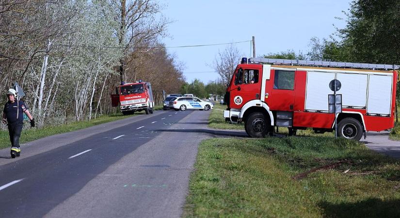 Oszlopot döntött egy kisteherautó és személygépkocsinak ütközött – galériával, videóval