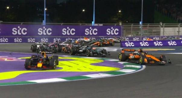 Miért büntették Verstappent az F1-es Szaúd-arábiai Nagydíjon?
