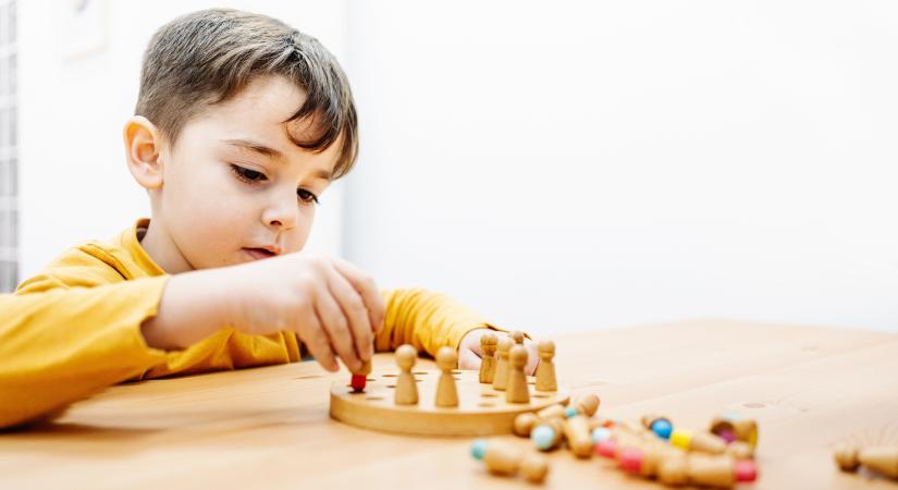 Autizmust jelezhetnek ezek a tünetek egy háromévesnél – furcsa szokások is felkelthetik a gyanút