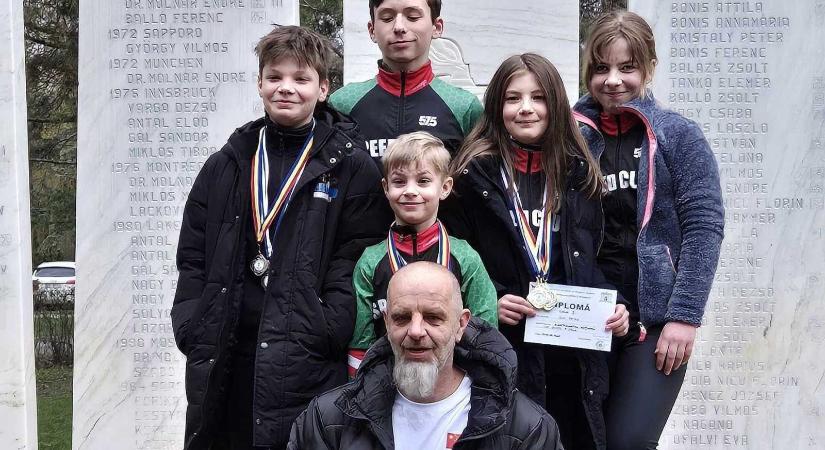 Remekelnek az országos mezőnyben a marosvásárhelyi Speed Club Jegesmedvék gyorskorcsolyázói