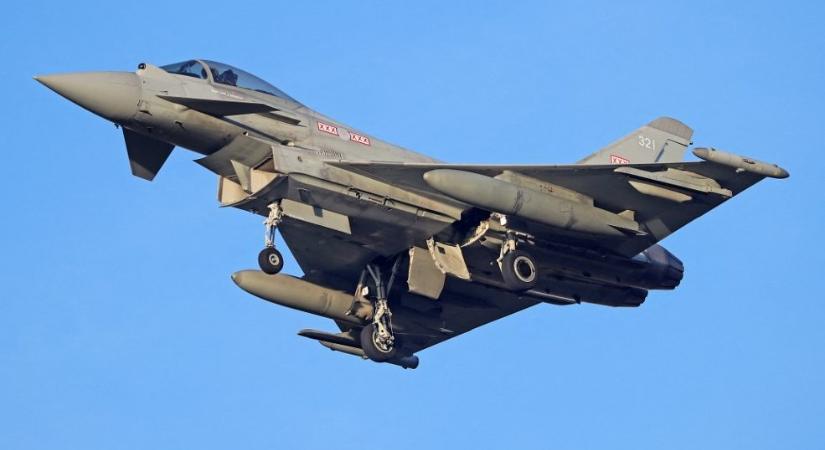 Két orosz repülőt is elfogtak brit Typhoon vadászgépek a múlt héten