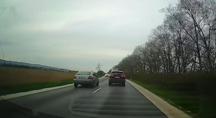 Ezt nézni is horror: videón a vérfagyasztó manőver az egyenesben