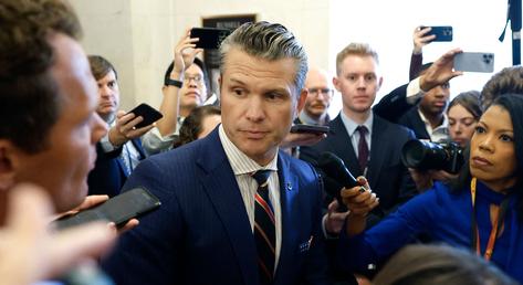Újabb chatbotrány az USA-ban: nejével és bátyjával is chatelt a védelmi miniszter a jemeni műveletekről