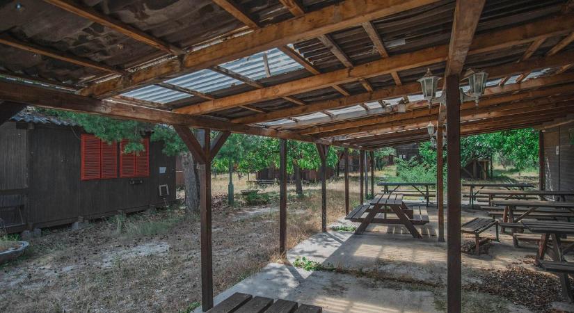 Érintetlenül hagyott elhagyatott balatoni táborra bukkantunk – de miért üres?