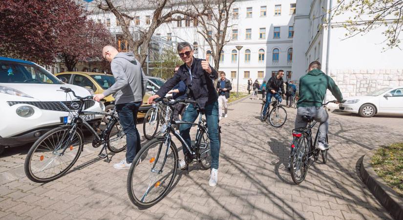 Még mindig imádja a bicajokat a pécsi egyetem