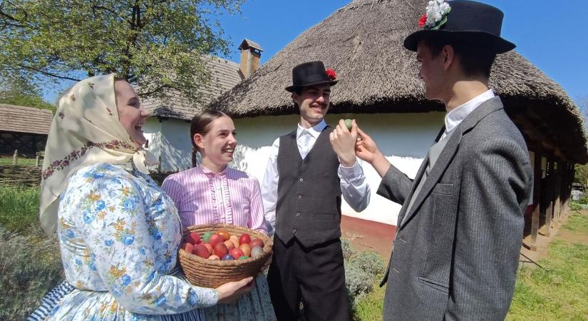 Nagyokat sikongattak a lányok, friss kútvízzel locsolták meg őket a táncos legények (fotók, videó)