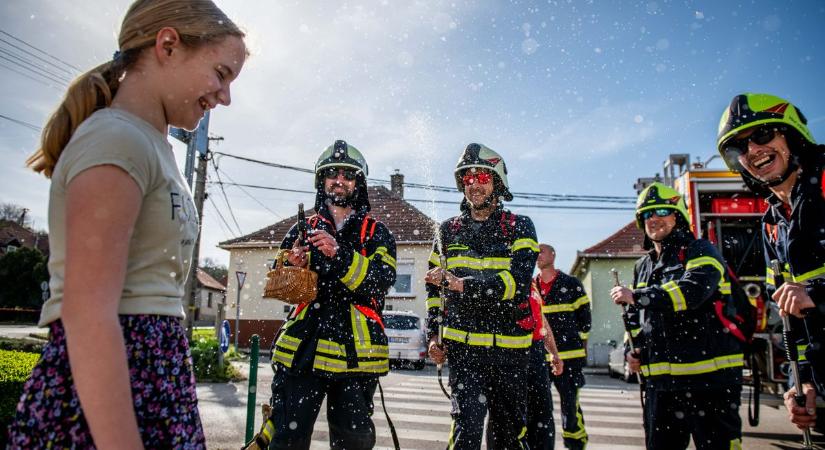 Videó: szirénázó, verselő tűzoltóautóval mentek locsolni a lánglovagok fotók