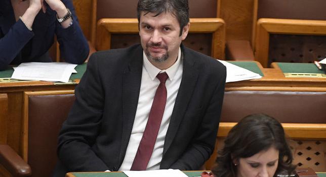 Nincs megállás: engedély nélkül is utcára vonul kedden Hadházy Ákos és a Momentum mozgalom