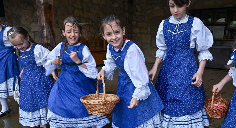 Jól megöntözték a noszvaji lányokat