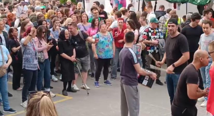 Bottal sétált be az idős asszony a köztévét blokád alatt tartó fiatalok közé (Videóval)