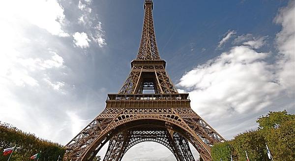 A Szentatya halála okán lekapcsolják az Eiffel-torony kivilágítását