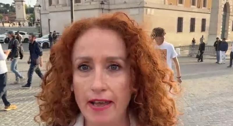 Este a Szent Péter-bazilikában a pápa lelki üdvéért imádkoznak majd  videó