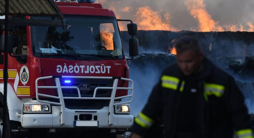 Lángol a nádas Fonyód és Buzsák között – hatalmas területen terjed a tűz