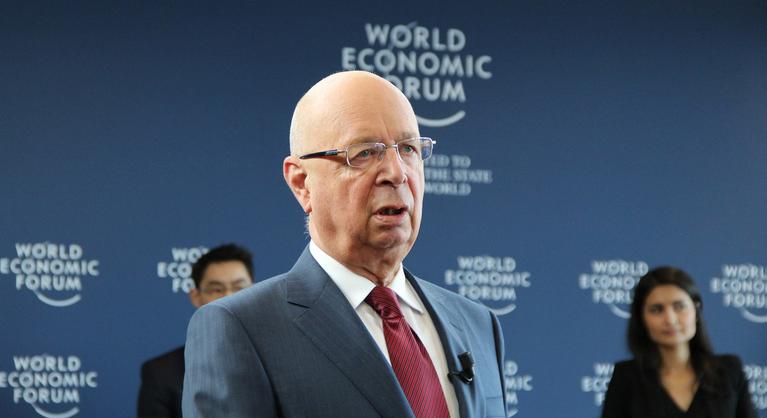 Távozik Klaus Schwab a Világgazdasági Fórum igazgatóságából