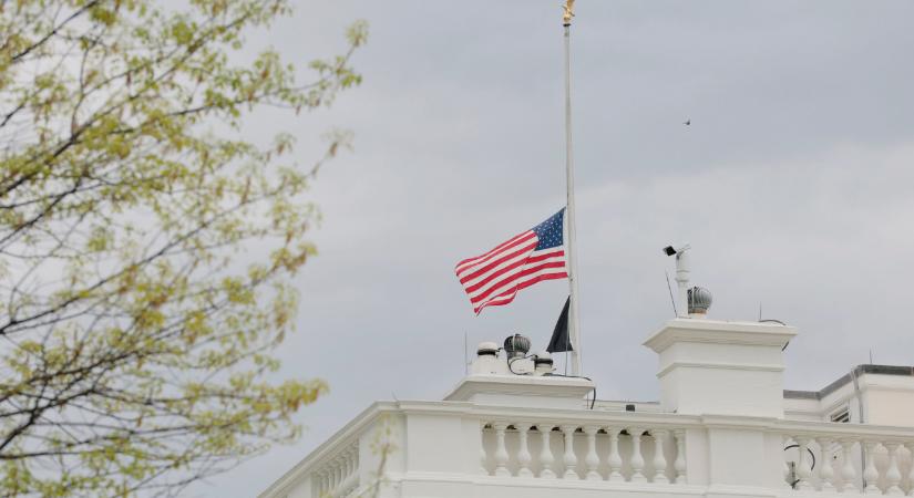 Félárbocra eresztették a nemzeti zászlókat Amerika-szerte