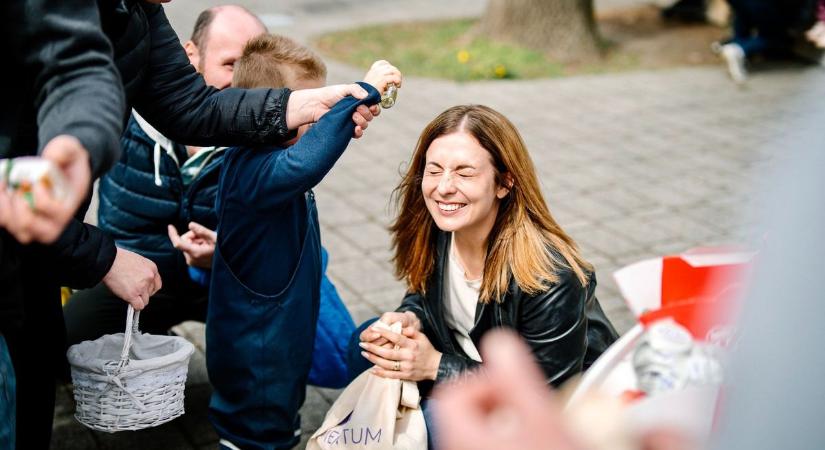 Cseh Katalin gusztustalanul beletörölte a lábát a húsvétba