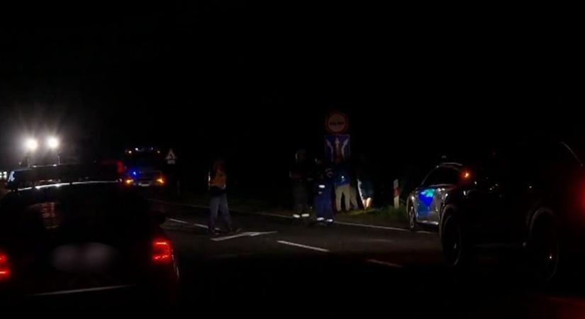 Két motoros közé szorult Nyírbogdányban – ez a manőver végzetes is lehetett volna (videó)
