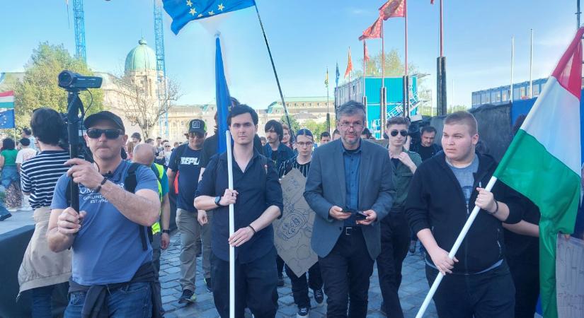 Bár betiltották Hadházy Ákos tüntetését, a képviselő ott lesz az Erzsébet hídon kedd délután