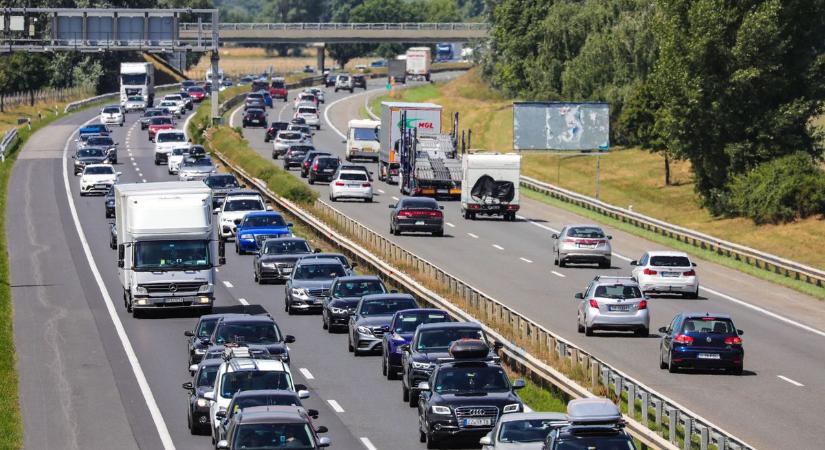 Három kilométeres a torlódás az M1-esen Hegyeshalomnál