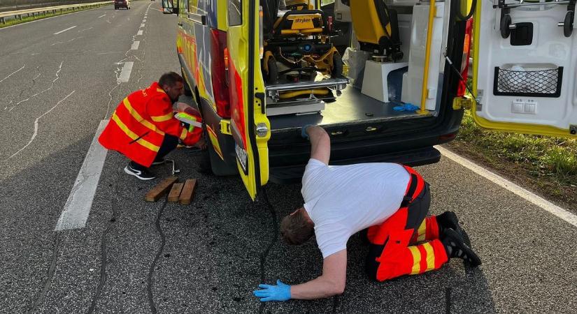 Önkéntes tűzoltó segített a mentősöknek a defektnél