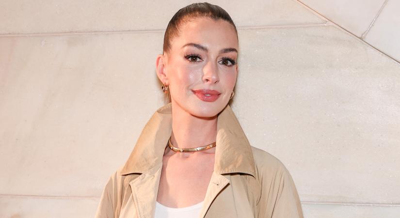 Arcplasztika vagy a világ legszorosabb lófarka? Megnéztük Anne Hathaway szépségének titkát