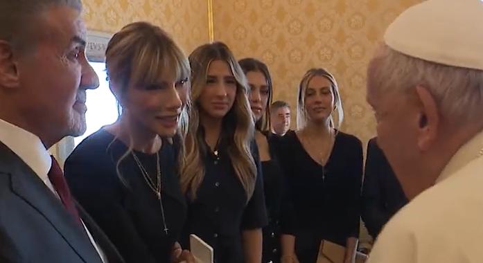 Sylvester Stallone felidézte a Ferenc pápával való találkozását, ami egy furcsa mozdulat miatt lett emlékezetes – videó