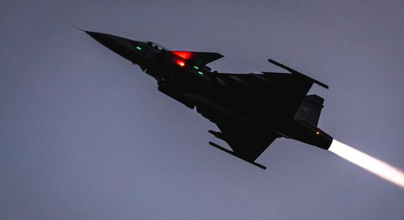 Gripenek húznak el Debrecen felett