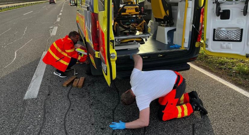 Az M85-ös autóúton kapott defektet egy mentőautó, önkéntes tűzoltók segítettek - fotó