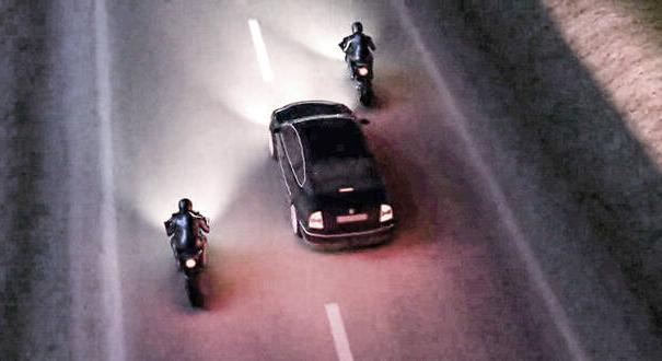 Hírek és a valóság: a motoros tényleg lelökte az autót az útról?
